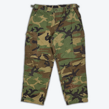Load image into Gallery viewer, Vintage Military Cargo&#39;s (Camo)