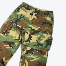 Load image into Gallery viewer, Vintage Military Cargo&#39;s (Camo)